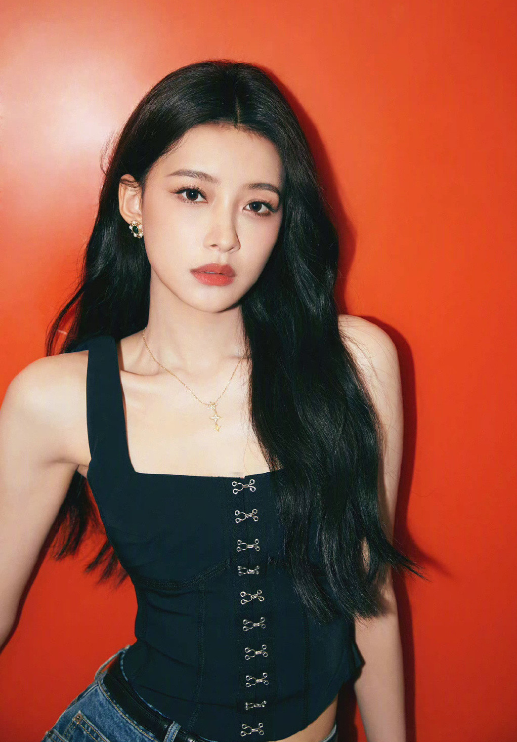 孙怡最近美翻了!长着一张甜妹脸,更是大长腿高妹的穿搭模版.