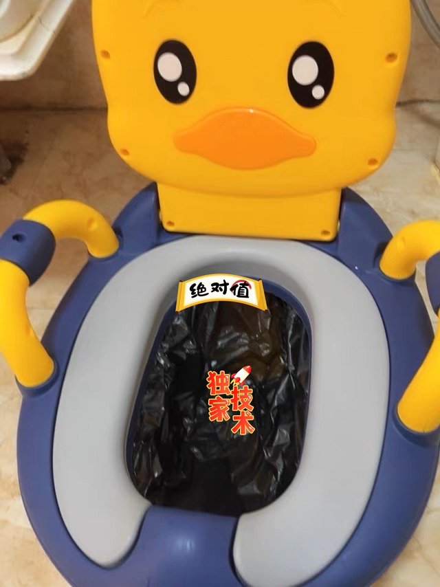 小巧便捷，宝宝爱上了小马桶