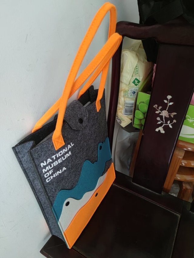
袋子大小装电脑刚刚好，带去上下班非常方