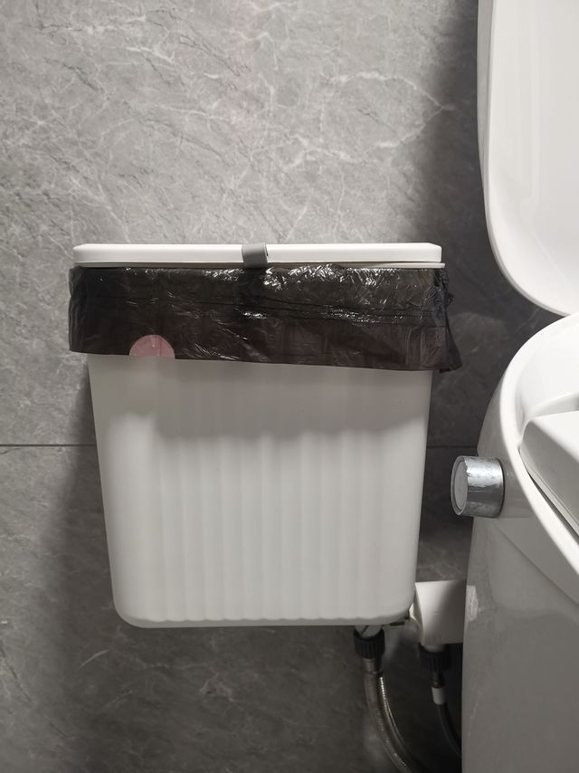 卫生间装上壁挂垃圾桶，拖地省事多了