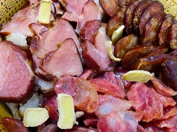 今天给大家分享一个四川特产烟熏腊肉！