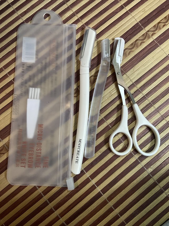 一款在用的修眉工具