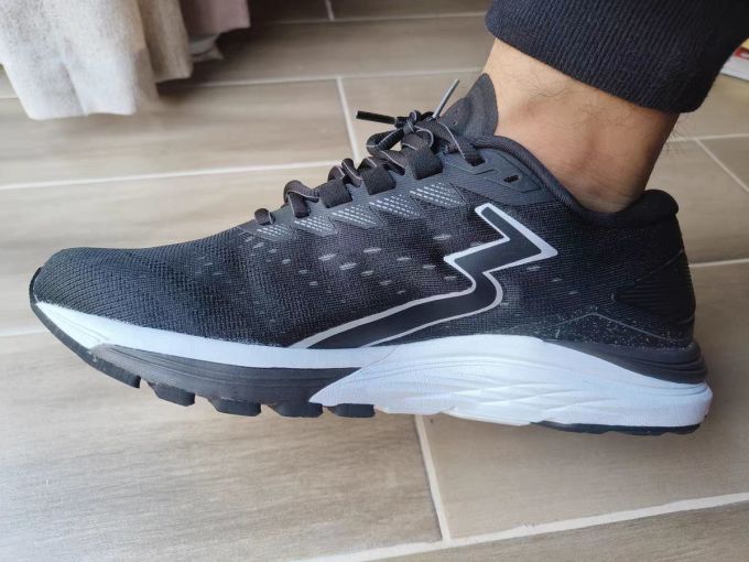 跑鞋