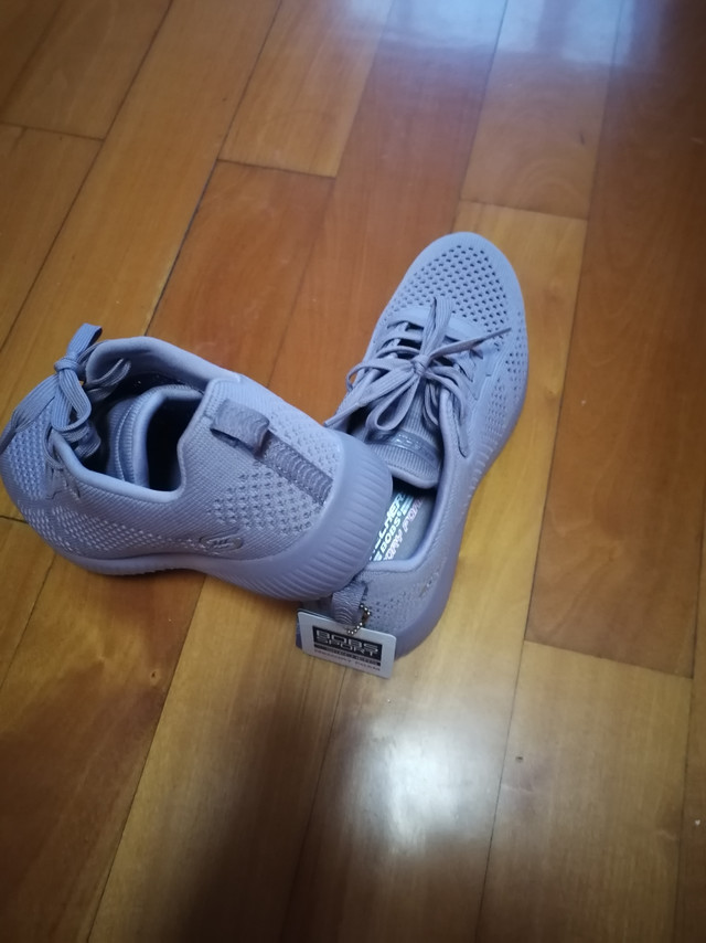 
鞋子轻便软底，尺码标准，颜色满意，好评