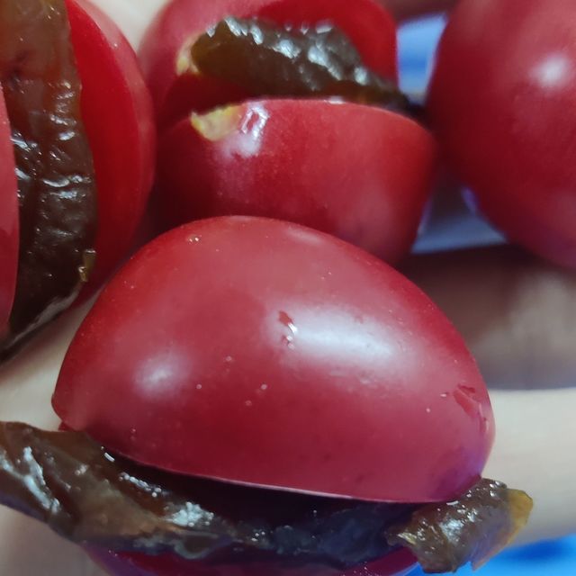 小番茄夹乌梅，堪称绝配~