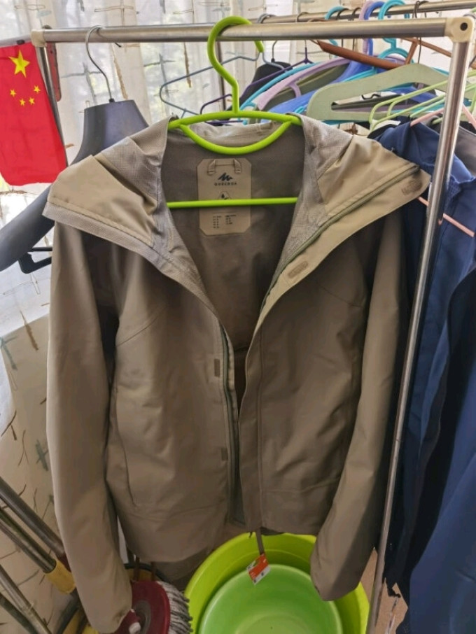迪卡侬冲锋衣