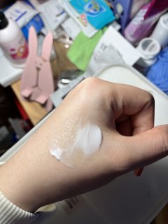 含有美容液精华的护手霜