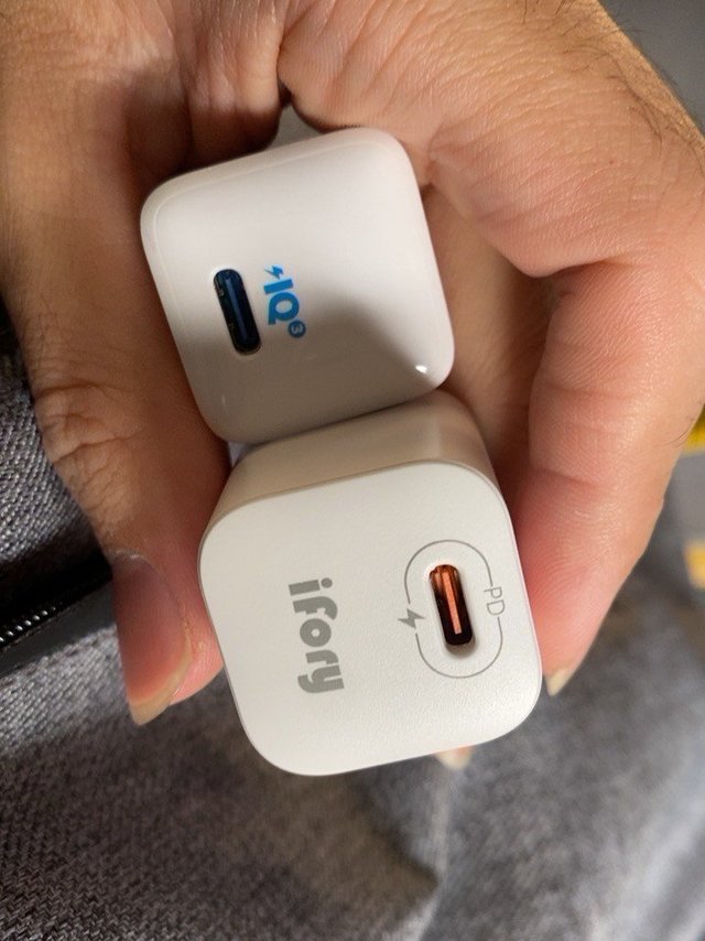 精致小巧的ifory充电头