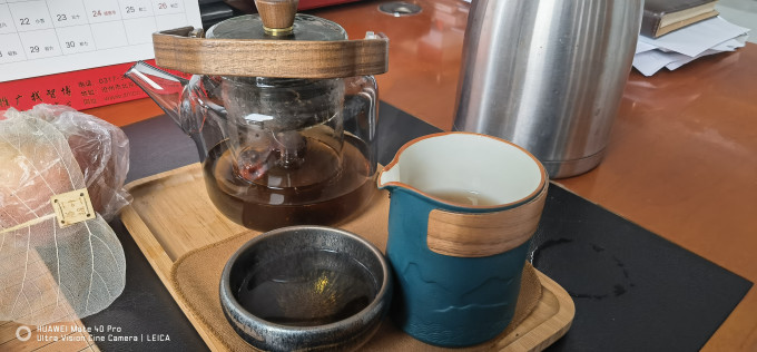 山间饮茗白茶