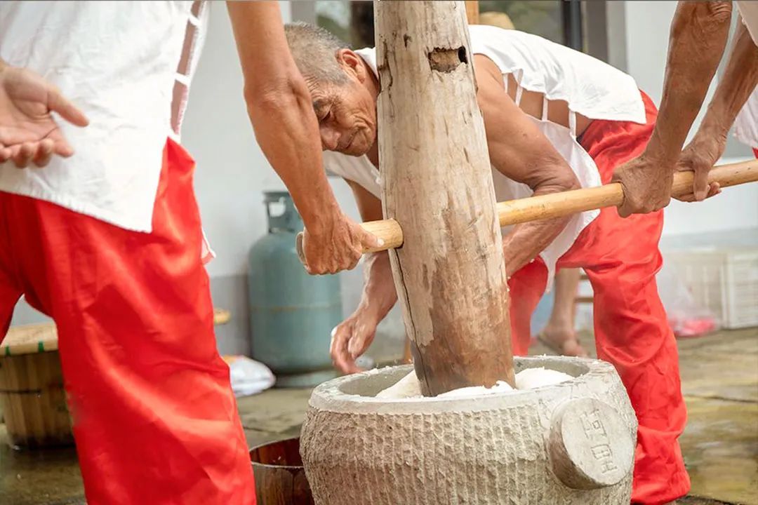 正在经历捶打的弋阳年糕 ©中国网，中国网记者栗卫斌摄