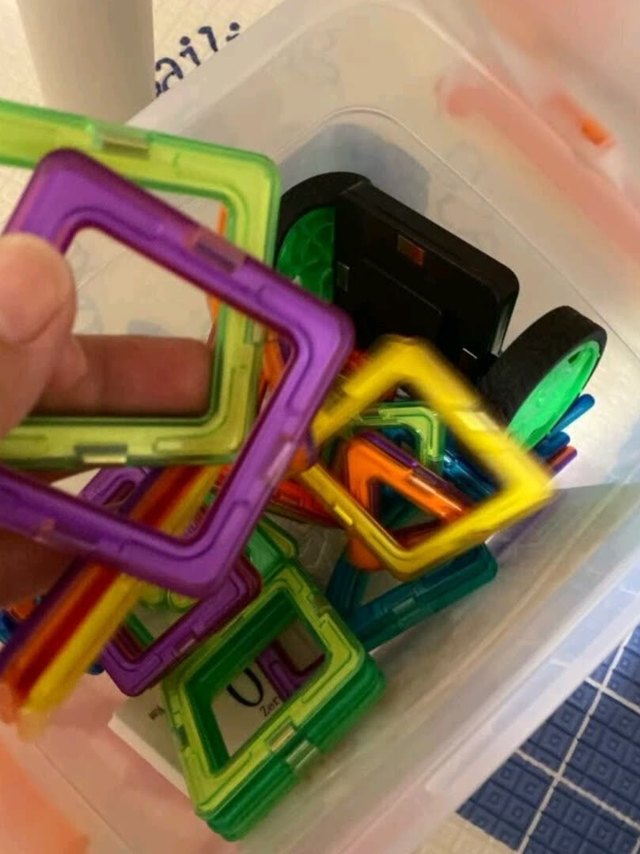 非常不错的一款玩具！能够锻炼小孩认识形状