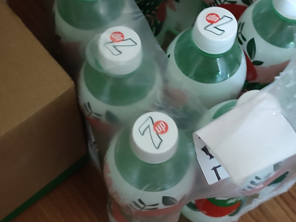 包裹得很仔细，没有任何损坏或渗漏，价格实