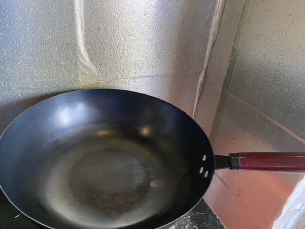 铁锅厚度正好，开火后起热较快，爆炒青菜很