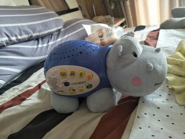 这个歪脖子的小河马很好玩,听故事,听歌,