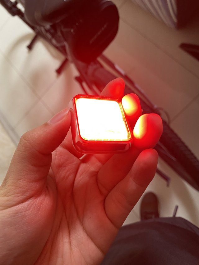 亮度确实不错，但是卡扣太宽卡不进座管包