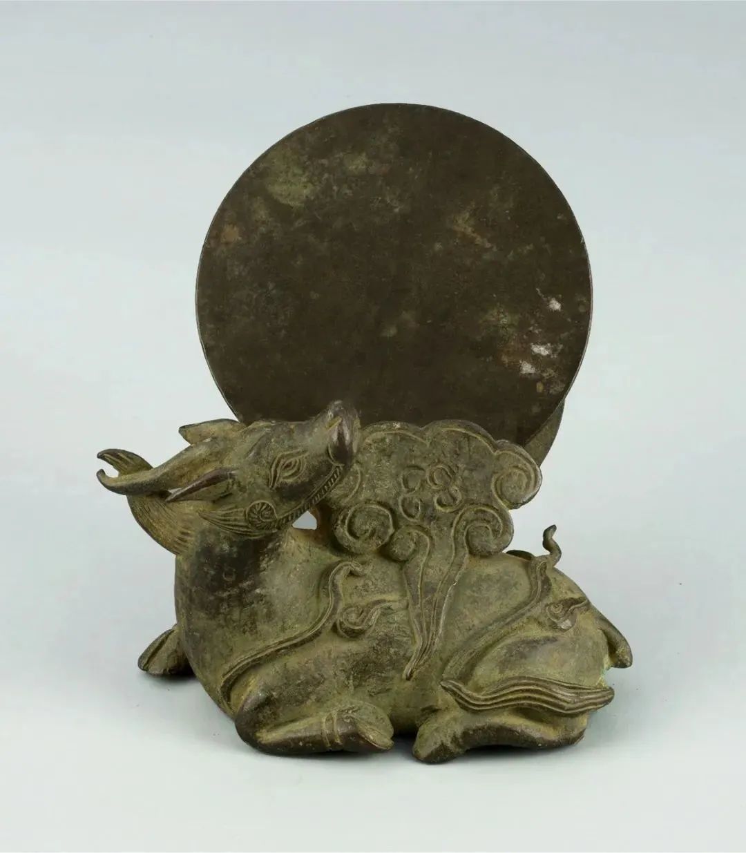 明 犀牛望月铜镜架 08图源网络