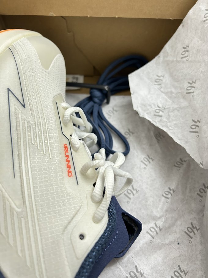 跑鞋