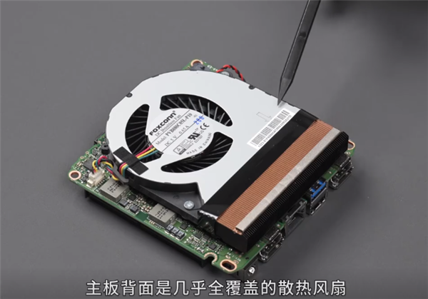 小米首款迷你主机拆解：用上长江存储 SSD，巴掌大小