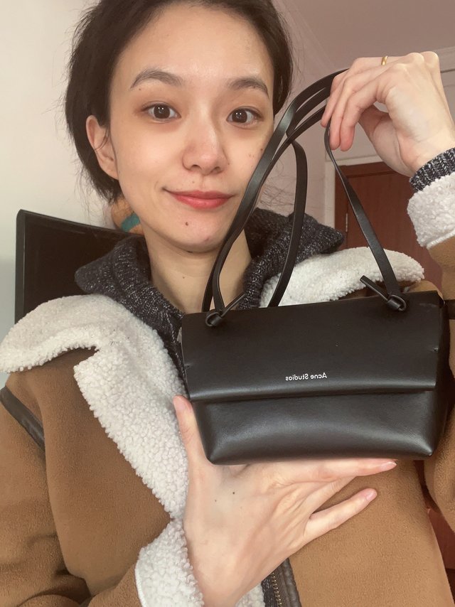 秋冬很喜欢背的一款黑色小包