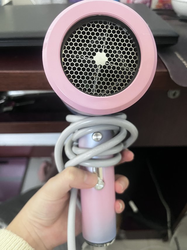 带蓝光护发的吹风机