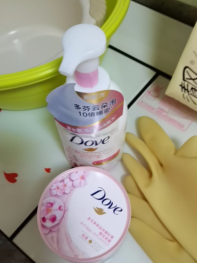 第一次买来使用这个，以前用过多芬的嗯，浴