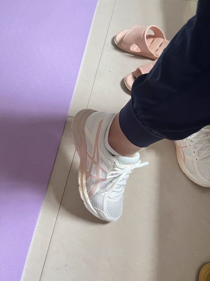 亚瑟士跑鞋