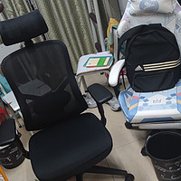 记录宿舍平价人体工学椅的安装