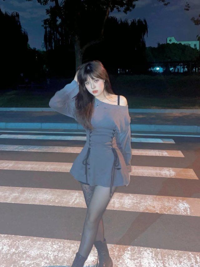 黑丝配靴子真的绝绝子漂亮mm穿搭