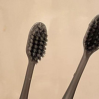 软毛牙刷和硬毛牙刷哪个对牙龈友好？