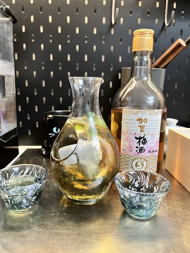
带冰块+苏打水+薄荷叶，好喝！ 
