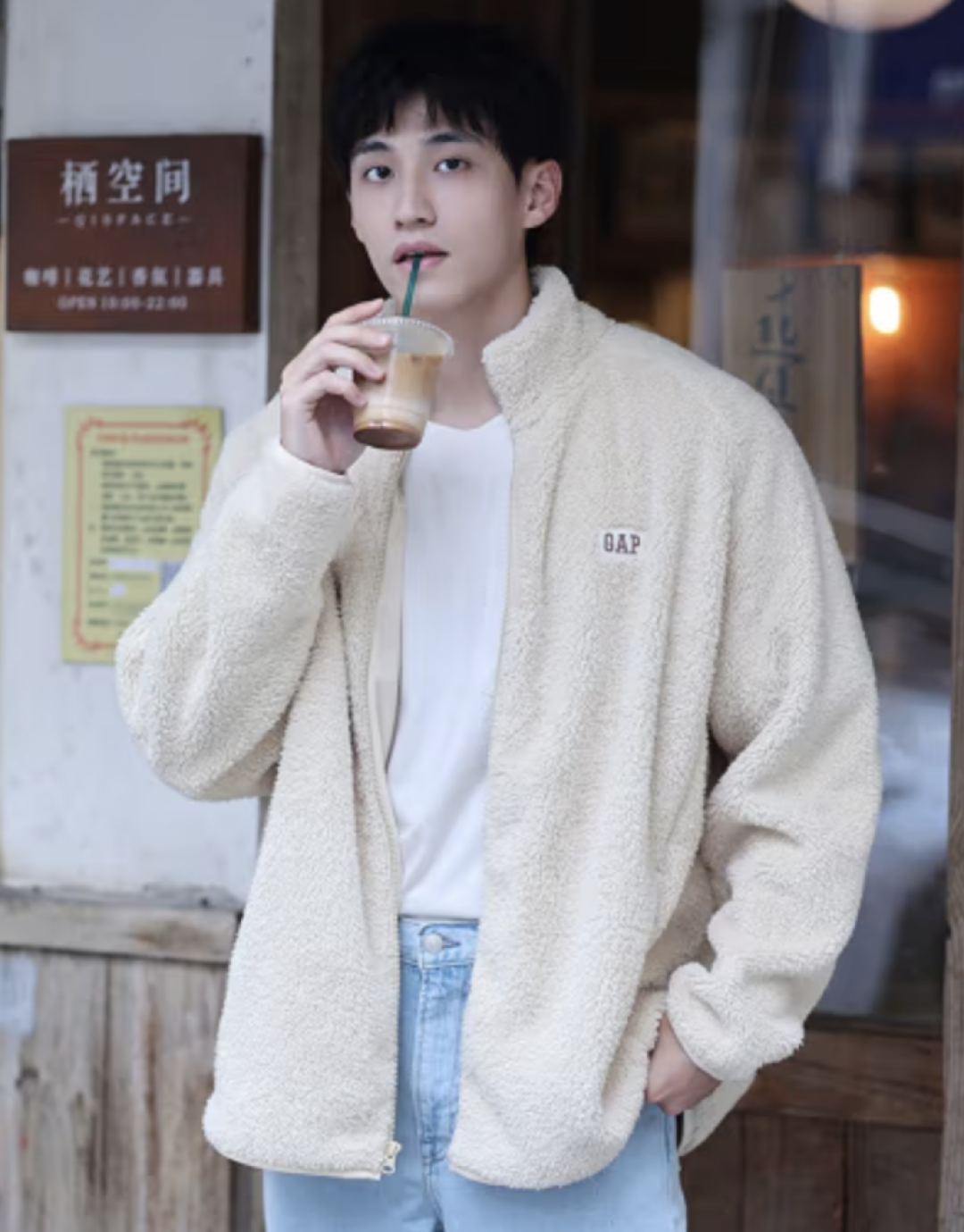 网友：Gap倒闭了！？错了错了，这是宝尊和Gap大中华区的双向奔赴。抢低价还得看线上打折~