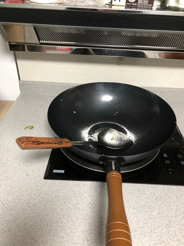 铁锅非常好，是正品，很光滑，端起来重量刚