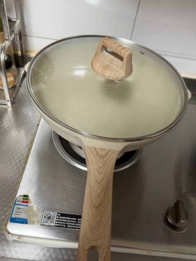 外观材质：颜值很高，米色麦饭石商品品质