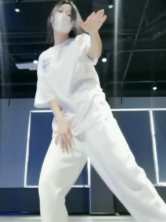 潜学一段小街舞 跳的不太好在努力