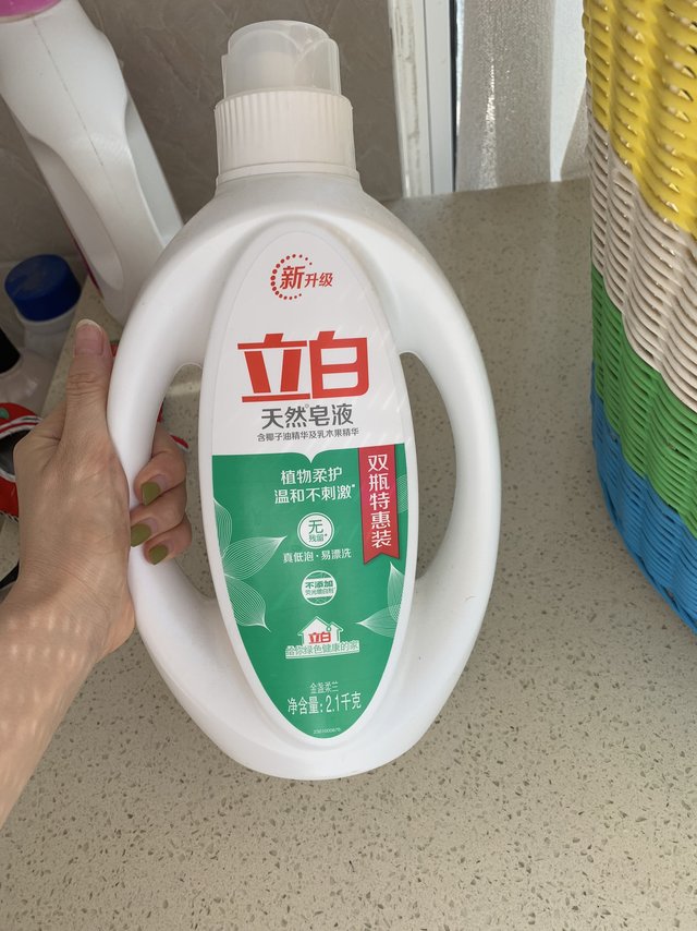 浅色衣服多的小姐姐用这款洗衣液。