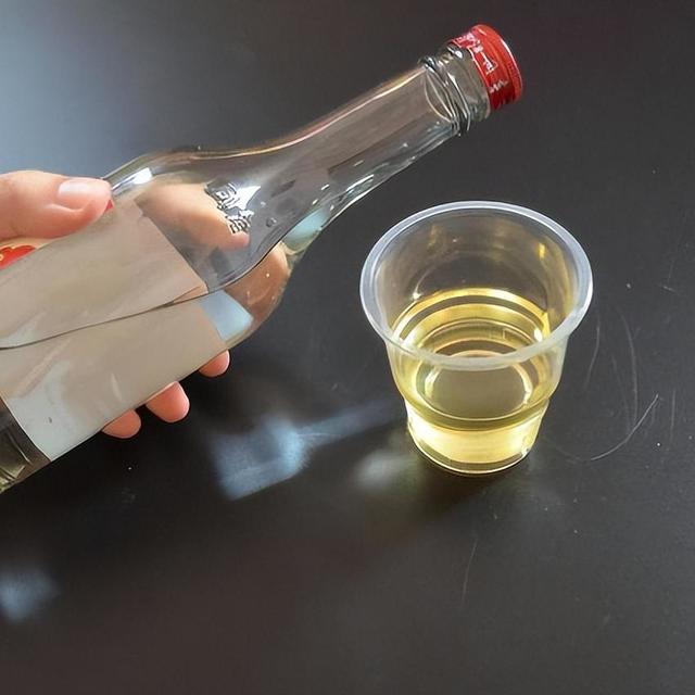 白酒里滴一滴香油就能分辨好坏，这是怎么回事？爱喝酒的建议了解