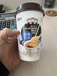 寒冷的天气，一杯奶茶暖人心