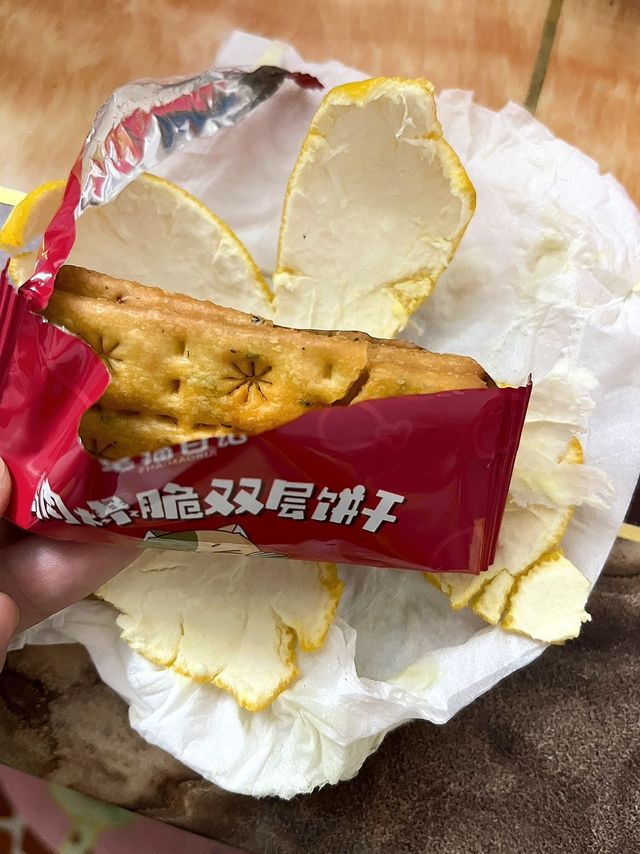 鸡肉和肉松的双层饼干