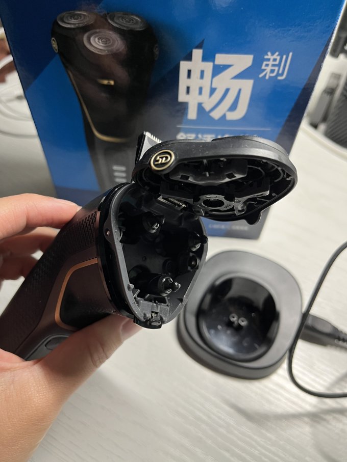 飞利浦电动剃须刀
