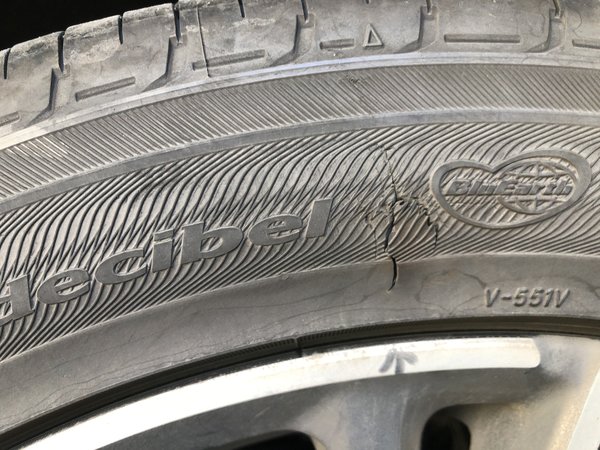 轮胎破口，幸亏没爆胎