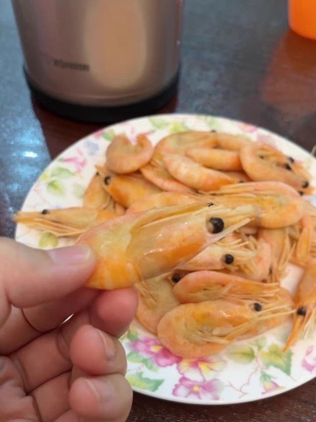 北极甜虾肉质紧实，口感还不错，性价比很高