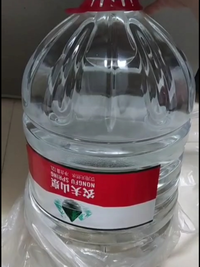 喝水大户8天喝了2/3的大桶农夫山泉