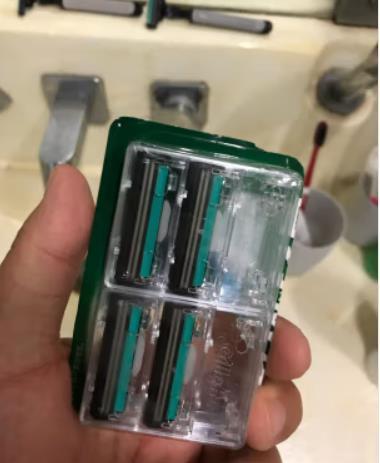 吉列刮胡刀片锋利顺滑,轻轻一刮,就干净了