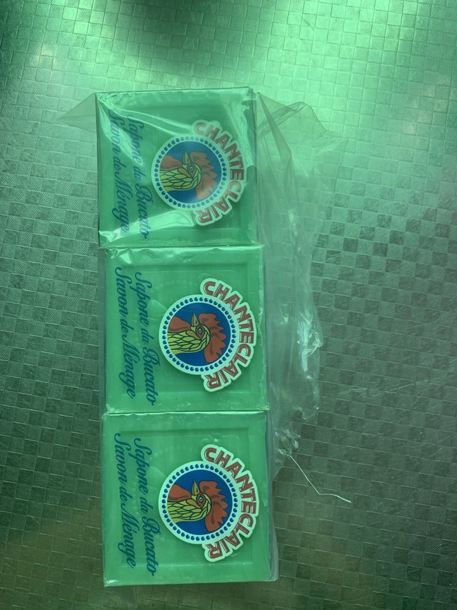 
方方正正一大块 要切开使用 
