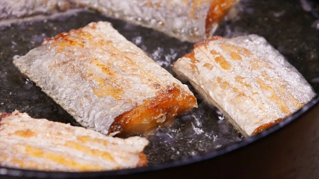 焦香里嫩的煎带鱼 ©️美食台foodvideo