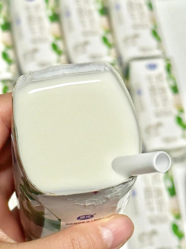 这不就是我们小时候喝的那个！那个…奶么！！