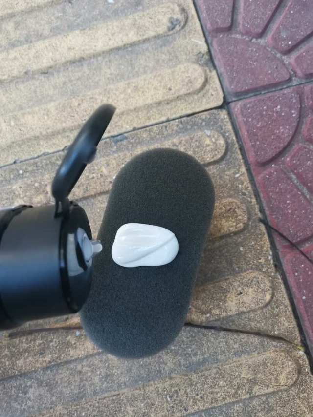 由于粗心用纸巾擦鸟粪,用力过大留下了几条