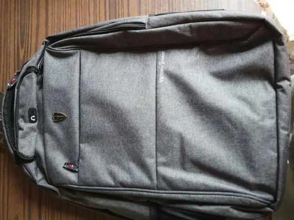 背包质量很好，做工很好，摸着很结实