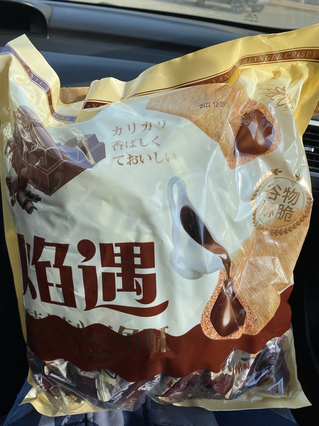 一口一个的三角酥太满足啦