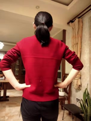 恒源祥大红色的羊毛衫，版型好，显瘦